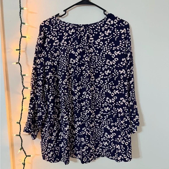 Elegant Navy and White Floral Blouse - Picture 9 of 9